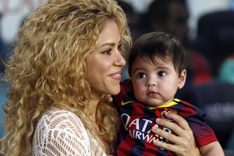 Shakira y Milan siguel el partido de Liga de papa Pique