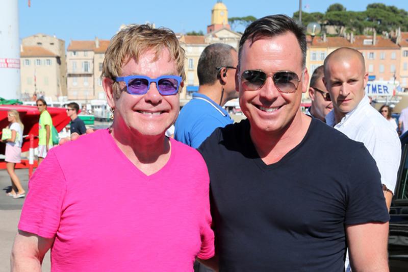 Premiere sortie de Elton John a Saint-Tropez apres son operation de l'appendicite