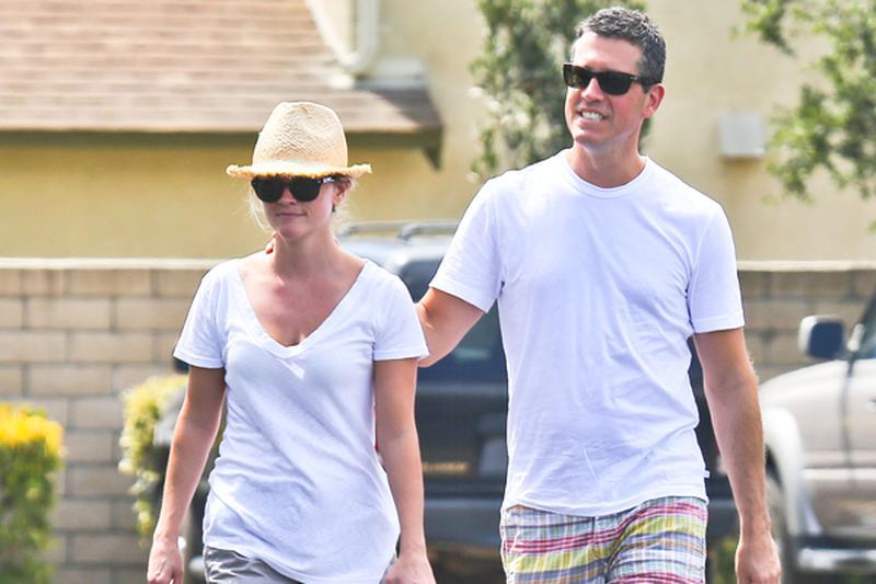 Reese Witherspoon & Jim Toth Enjoy Labor Day In Ojai