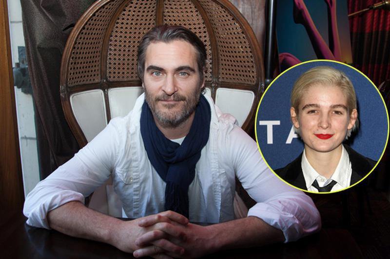 Joaquin Phoenix s-a logodit cu iubita lui, Allie Teilz