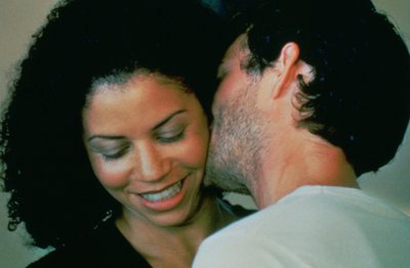 Un alibi perfect - Gloria Reuben şi Luke Perry