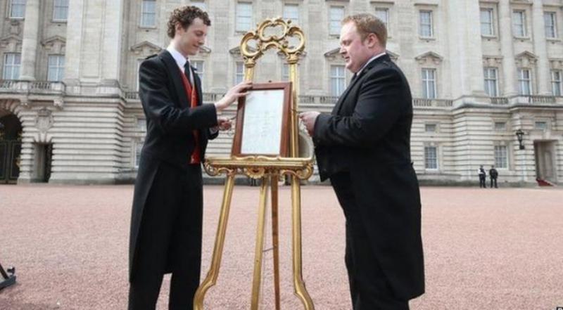 Anunțul oficial al nașterii s-a făcut, ca de obicei, în fața Palatului Buckingham