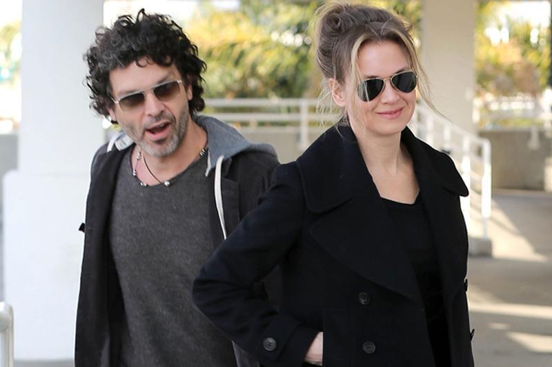 New Couple Renee Zellweger & Doyle Bramhall II Catch A Flight