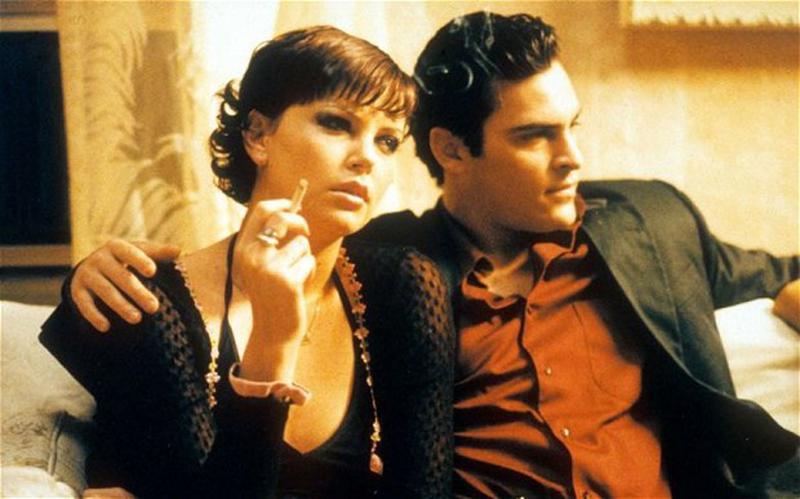Charlize Theron si Joaquin Phoenix in The Yards