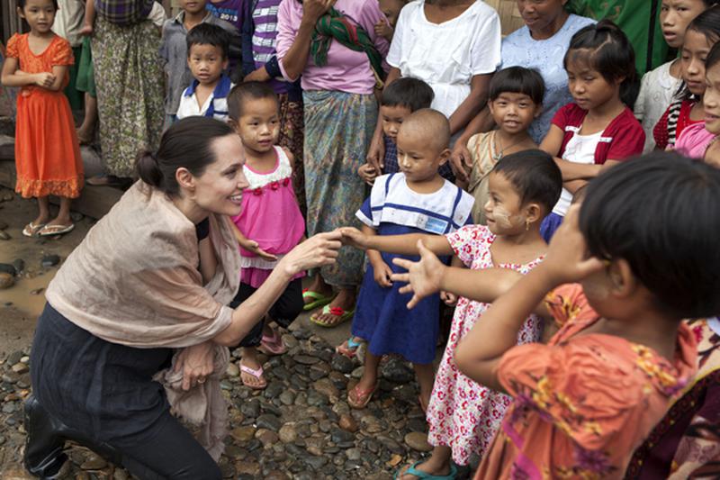 Angelina Jolie-Pitt visite le camp de réfugiés Ja Mai Kaung Baptist a Myitkyina en Birmanie pour la Maddox Jolie-Pitt Foundation