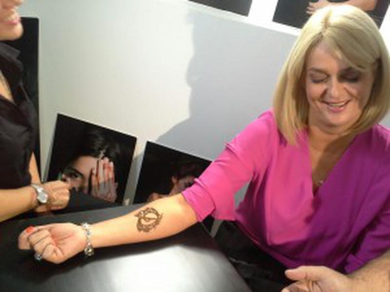 Destine 13 oct- Iuliana cu tatuaj henna1