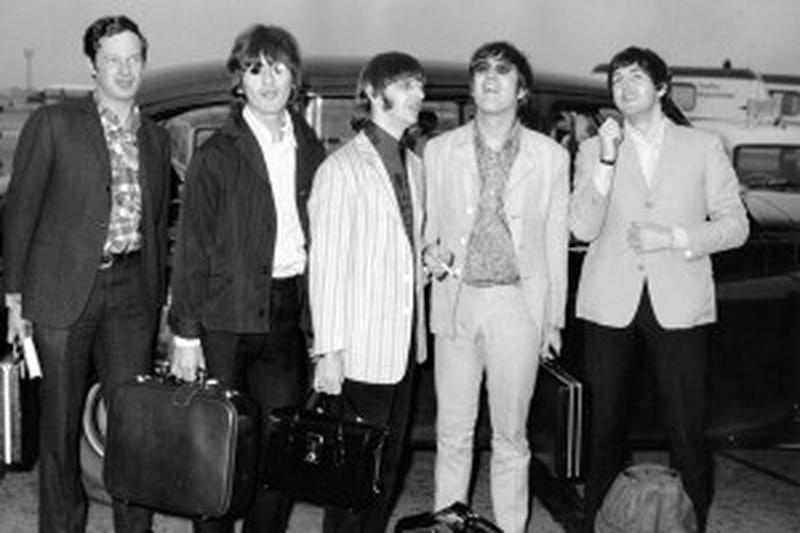 George Harrison, Ringo Starr, John Lennon, Paul McCartney și managerul lor, Brian Epstein, în 1966.