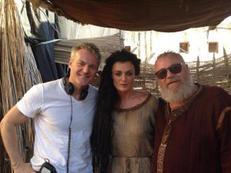 Chris Brancato cu Lynn Renee și Ray Winstone, la filmările pentru serialul „Of Kings and Prophets”.