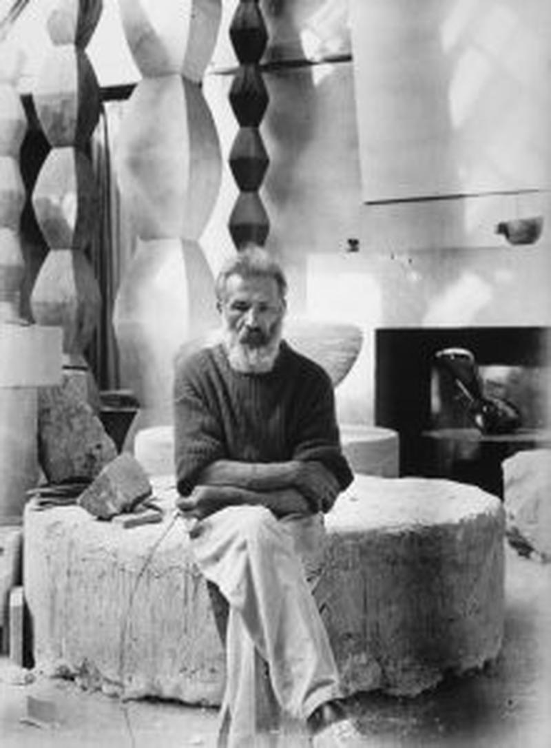 constantin-brancusi-in-atelier