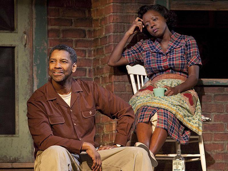 Denzel Washington (Troy Maxson) si Viola Davis (Rose), în piesa „Fences” (Broadway)