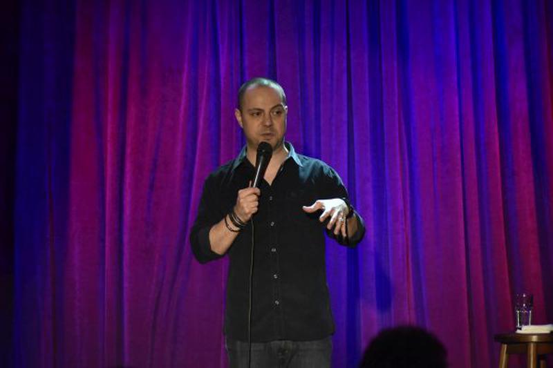 comedy-club_dan-badea_pe-scena