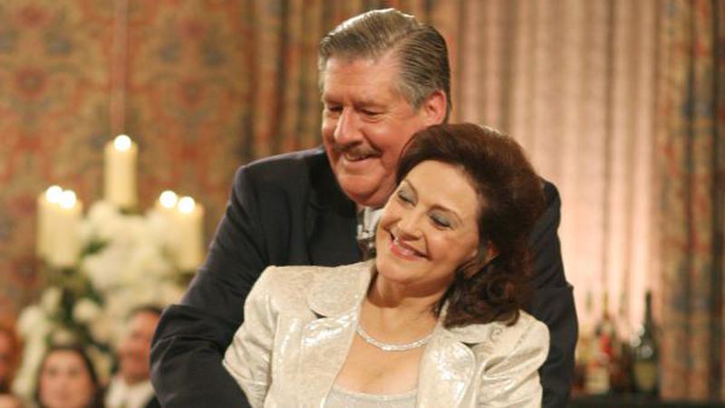 DECEMBER 29: Medium shot of Kelly Bishop as Emily and Edward Herrmann as Richard. (Photo by Danny Feld/Warner Bros./Getty Images)