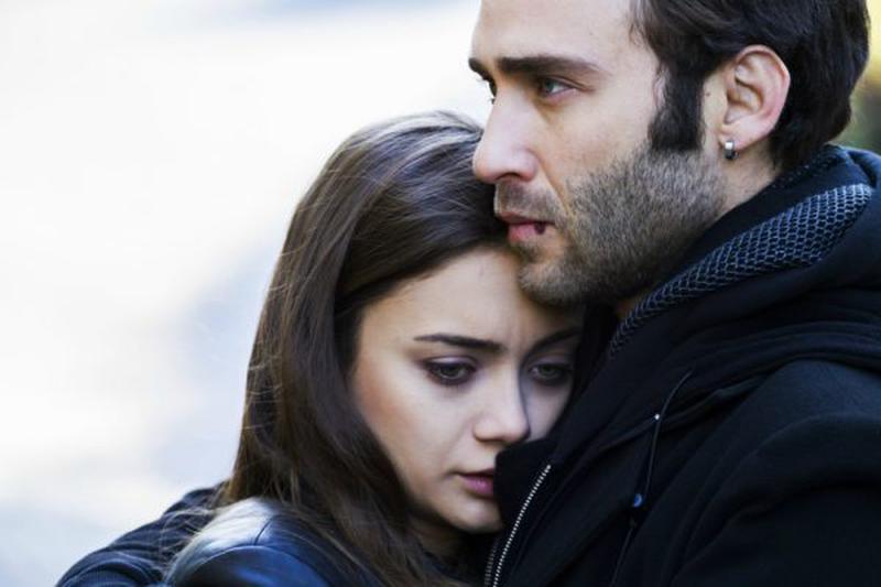 Serialul turcesc „O poveste de iubire” îi are în rolurile principale pe Seçkin Özdemir și Damla Sönmez