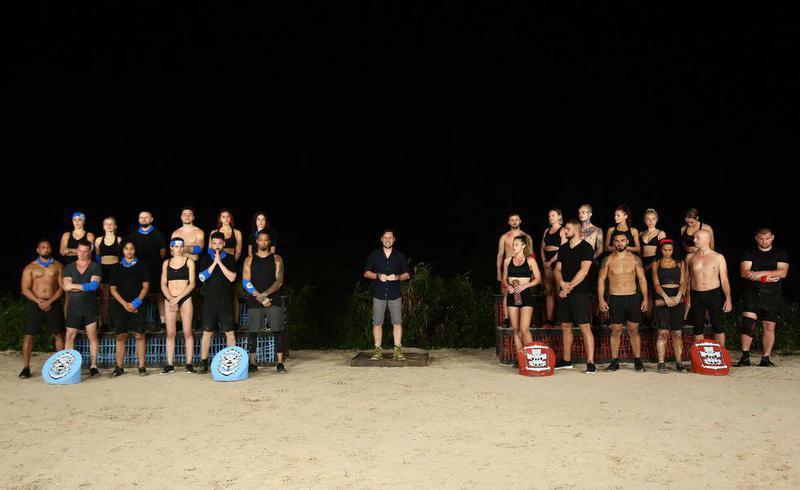 Războinicii (stânga), Faimoșii și prezentatorul Dan Pavel. Cele două echipe complete, la începutul Survivor România 2021