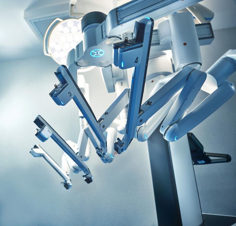 Chirurgie robotica MedLife. Robot da Vinci Xi