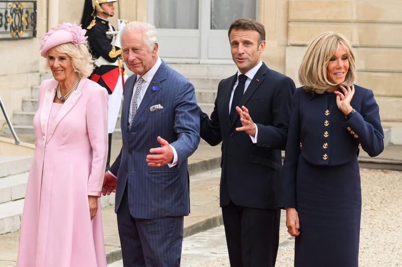 Regele Charles, în vizită de stat în Franța - Regele Charles, alături de regina Camilla, președintele francez Emmanuel Macron și soția lui, Brigitte, zâmbitori în fața camerelor de fotografiat, în Paris.