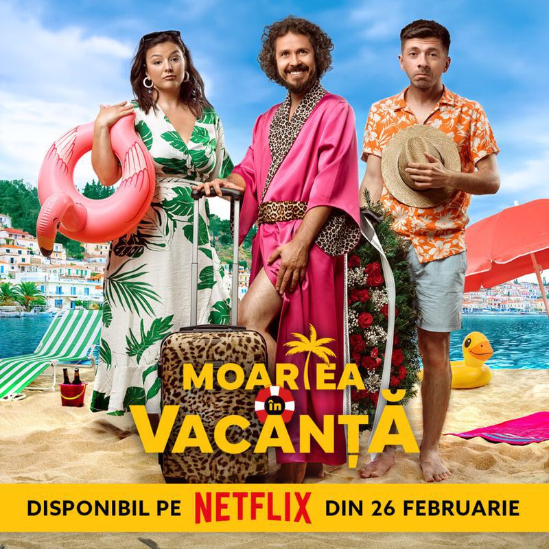 Imagine cu posterul filmului „Moartea în vacanță”. Apar actorii Maria Popovici, Costel Bojog și Mircea Bravo, pe o plajă însorită