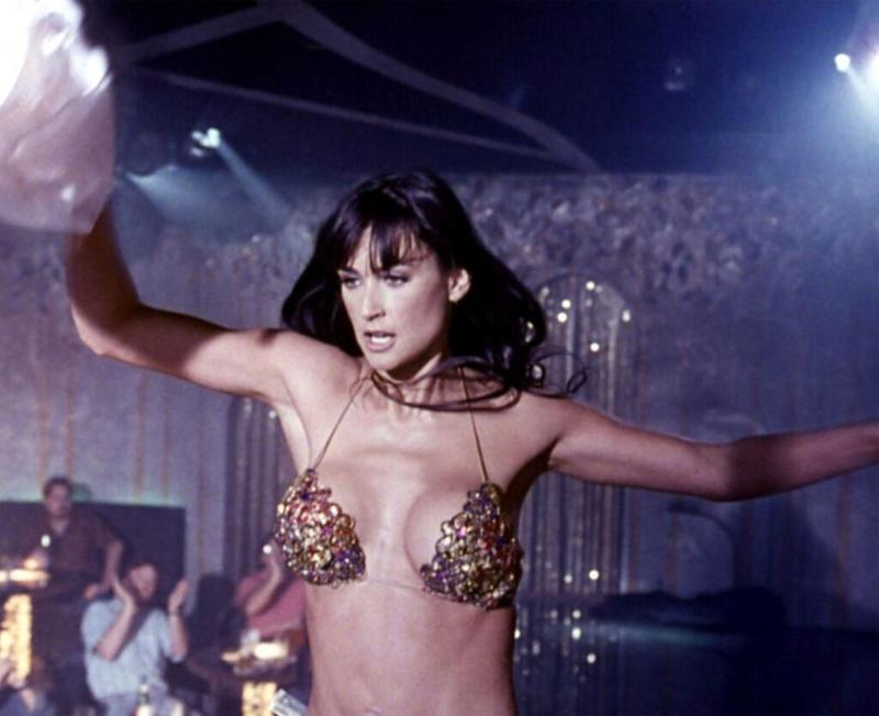 Demi Moore, îmbrăcată într-un bikini în filmul „Striptease”