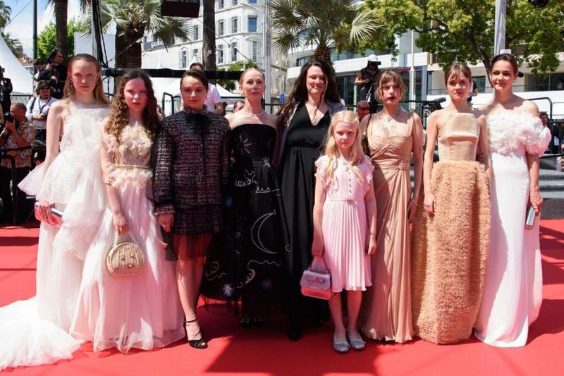 Regizoarea Mascha Schilinski și actrițele din Sound of Falling la Festivalul de la Cannes