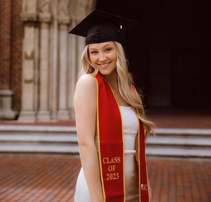 Ava Sambora absolvire