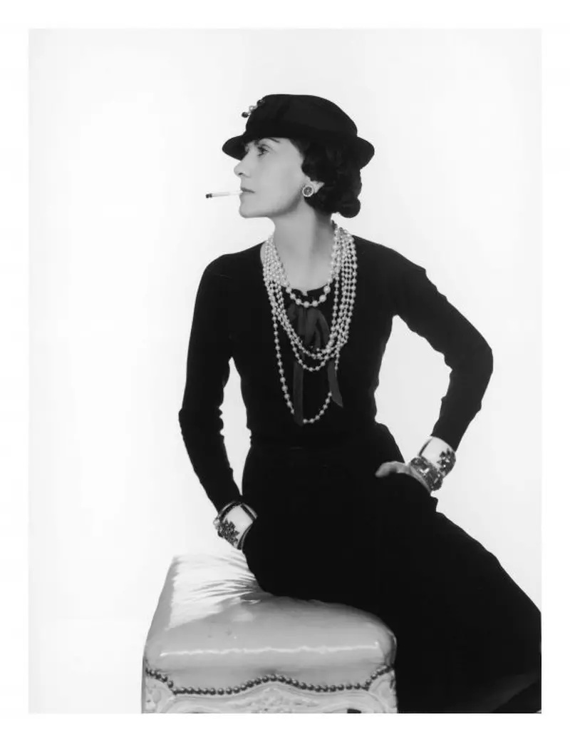 Coco Chanel: Ii stim logo-ul, dar ii cunoastem povestea? - Revista