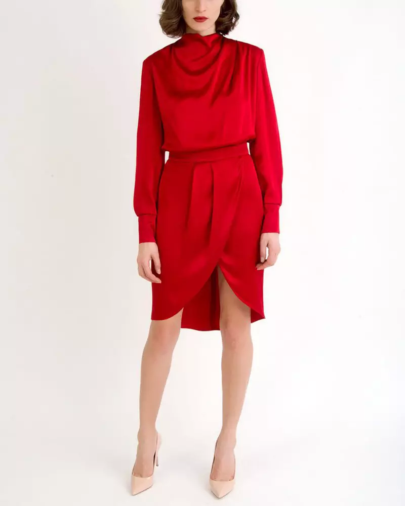 Rochii pentru Valentine's Day. Rochie roșie cu textură fluidă