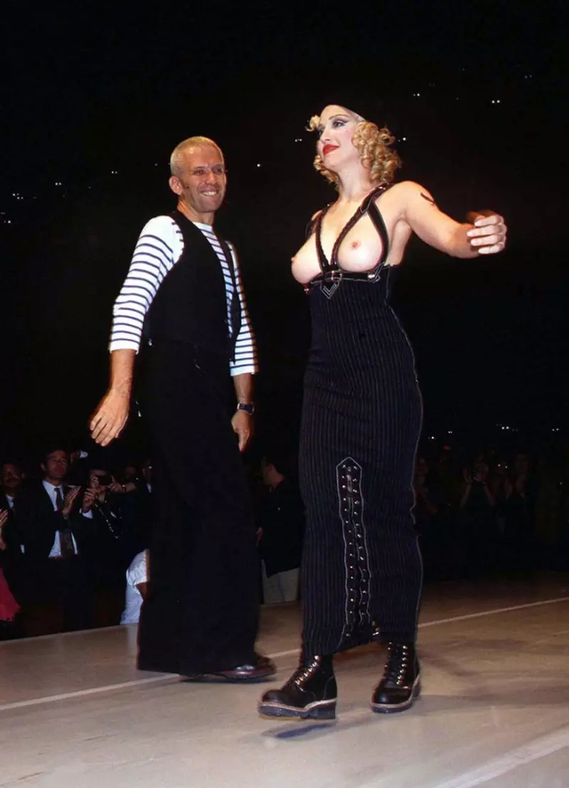 Madonna într-o rochie Jean Paul Gaultier ce lasă sânii la vedere, alături de designer, 1992