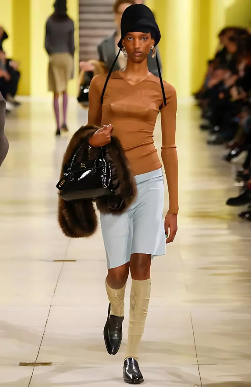 ținută Miu Miu cu sfârcuri vizibile din prezentarea toamnă iarnă 2025-2026