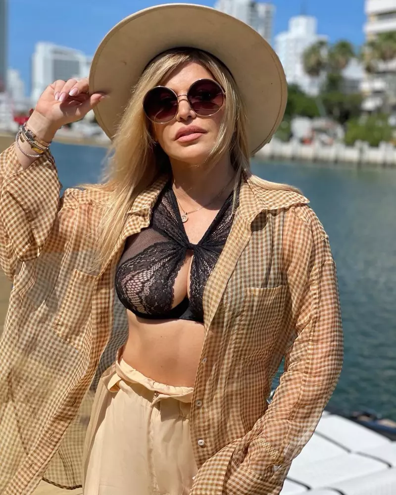 Loredana Groza, la plimbare prin Miami, într-o bustieră transparentă (7)