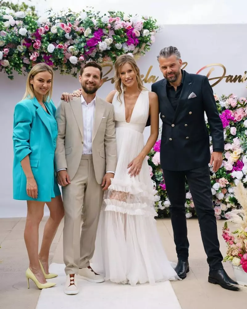 Nașa lui Dani Oțil și a Gabrielei Prisăcariu, o vedetă de la tv. Ce ținută a purtat la nuntă Roxana Ionescu (1)