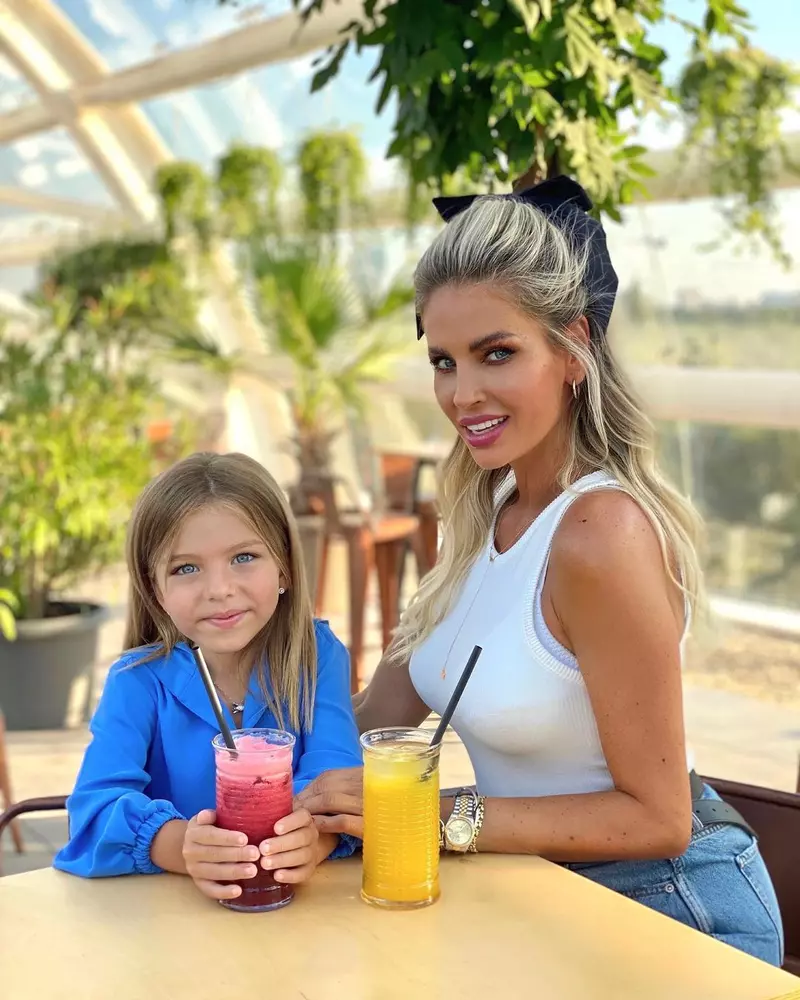 Andreea-Banica-fotografii-incendiare-in-vacanta.-Vedeta-de-43-de-ani-a-pozat-in-costum-de-baie-2