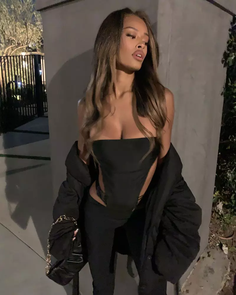 Ye-surprins-alaturi-de-noua-lui-iubita-242517879_542982587006664_3068982341163297085_n