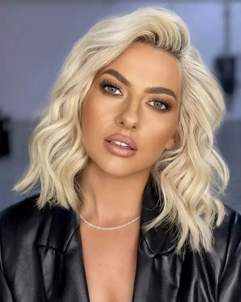 Lidia-Buble-s-a-fotografiat-in-bratele-„viitorului-sot.-„Astept-sa-ma-ceara-6