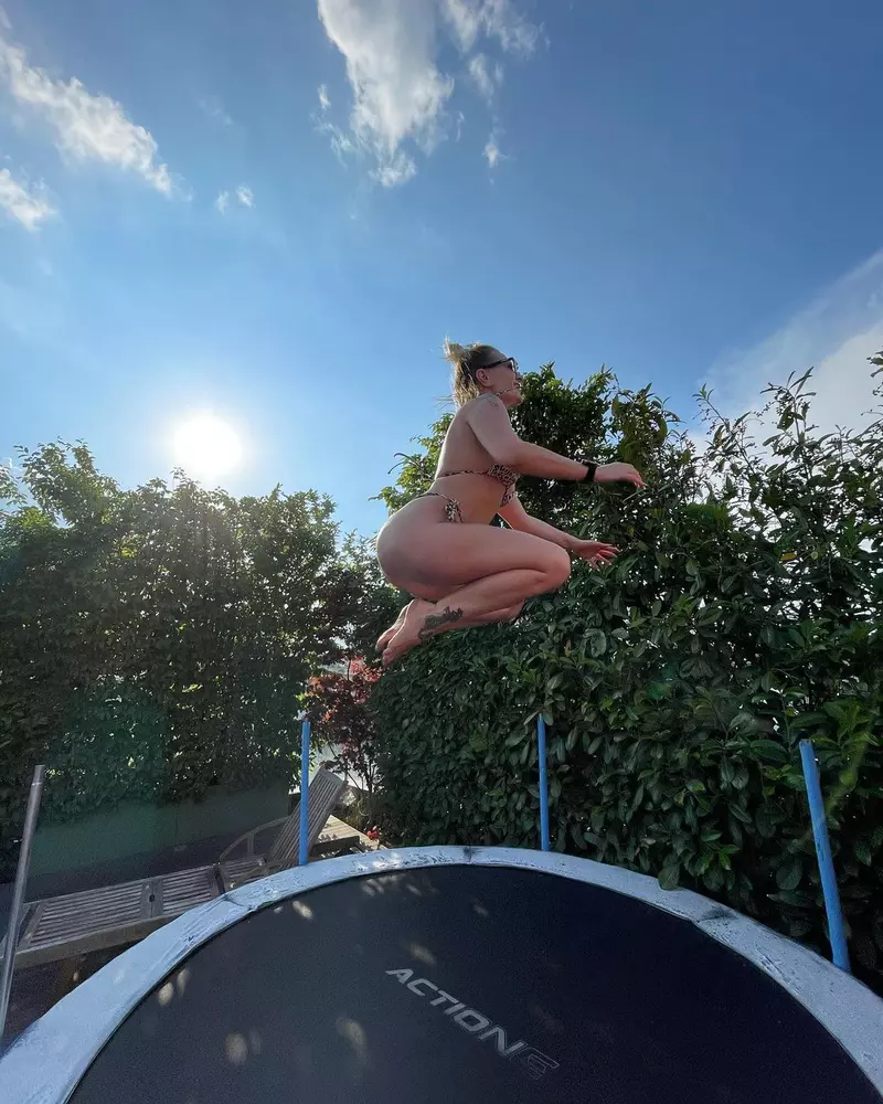 Cum-arata-Delia-in-costum-de-baie-2