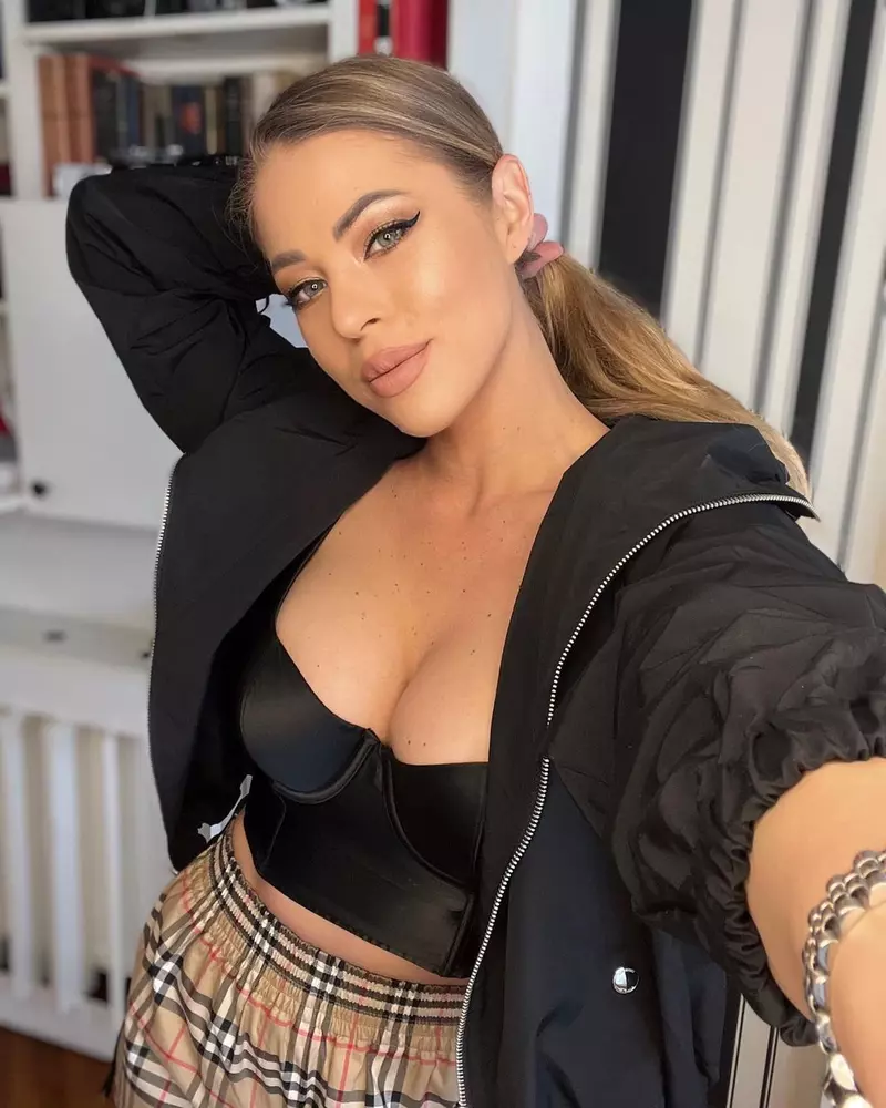 Cum-era-Roxana-Nemes-in-adolescenta.-La-ce-nu-a-renuntat-niciodata-2