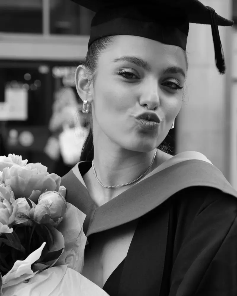 Alexia-Eram-imagini-de-la-festivitatea-de-absolvire-din-Marea-Britanie.-Cine-i-a-fost-alaturi-si-ce-surpriza-i-a-facut-iubitul-ei-3