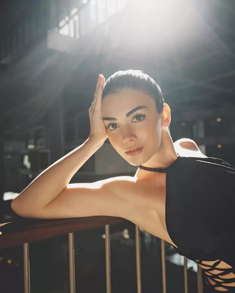 Özge-Yağiz-273007638_737345600985380_1182015143203631315_n