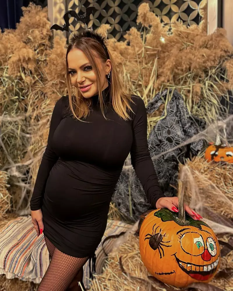 andreea-antonescu-a-pozat-goala-insarcinata-in-al-treilea-trimestru-1