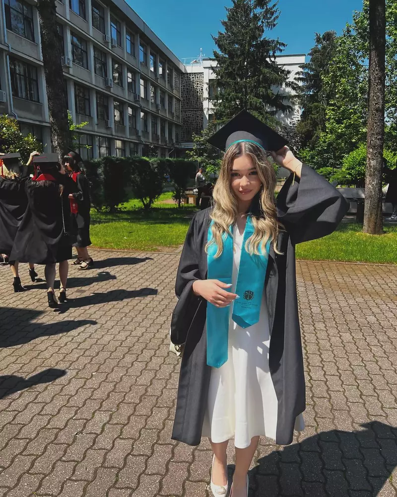 fiica-lui-razvan-simion-a-dat-bac-ul-de-doua-ori-4