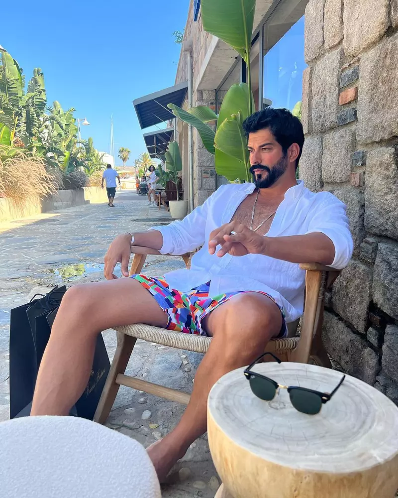 Burak Özçivit a bătut din nou palma cu gigantul Netflix