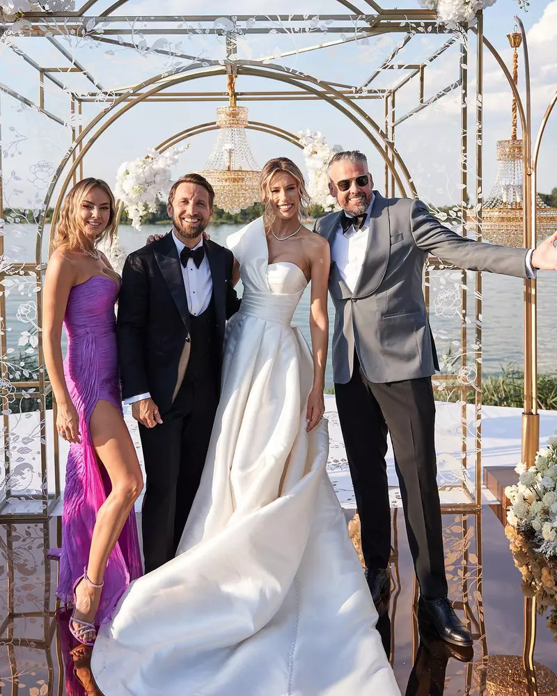 Cât a plătit Roxana Ionescu pentru rochiile purtate la nunta lui Dani Oțil. Nașa a făcut furori cu ținutele alese