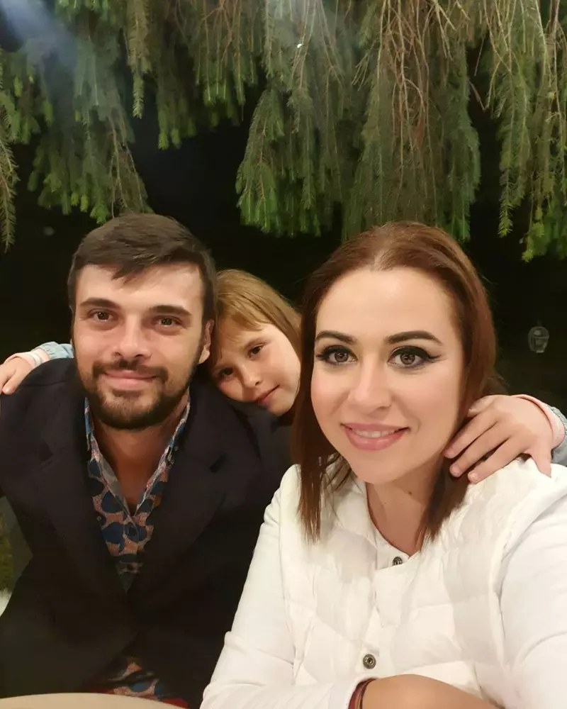 Oana Roman, Marius Elisei și fiica lor, Isabela