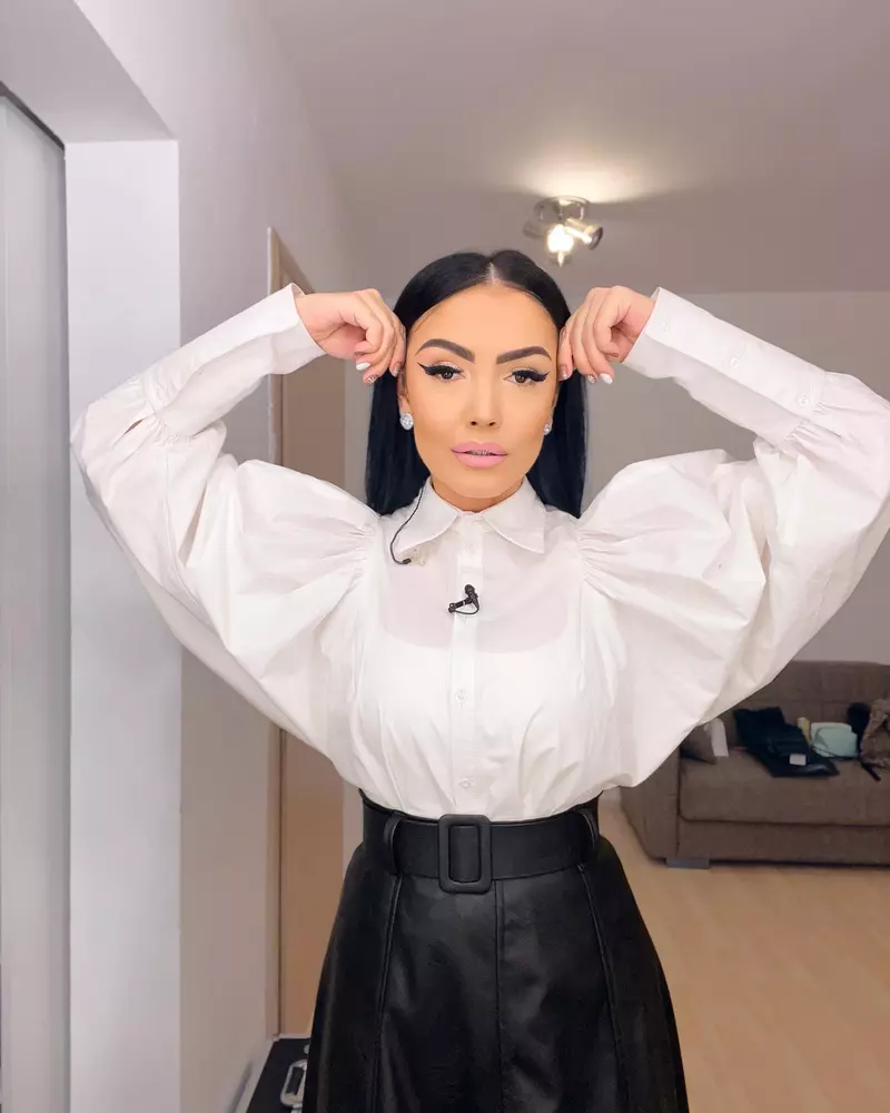 Andreea Mantea s-a pozat complet nemachiată, după ce s-a luptat cu acneea. Cum arată tenul vedetei Kanal D acum