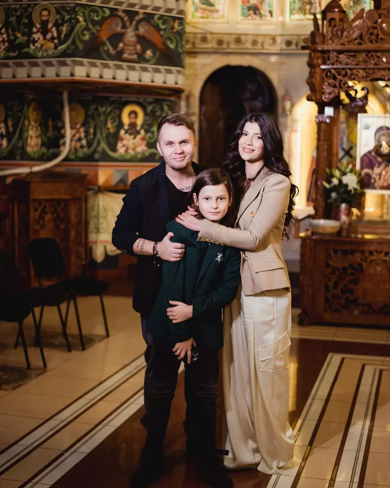 Codin cu logodnica și fiul ei