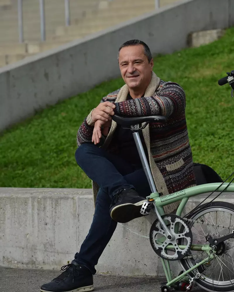 claudiu-bleont-pe-bicicleta