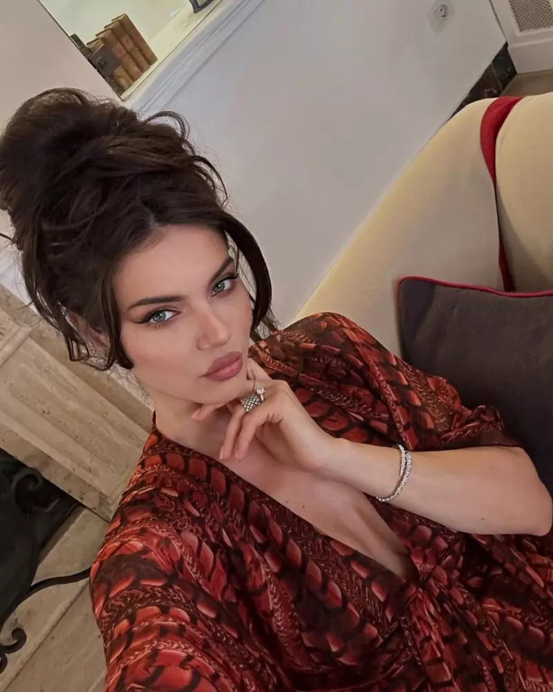 cristina-ich-in-rosu