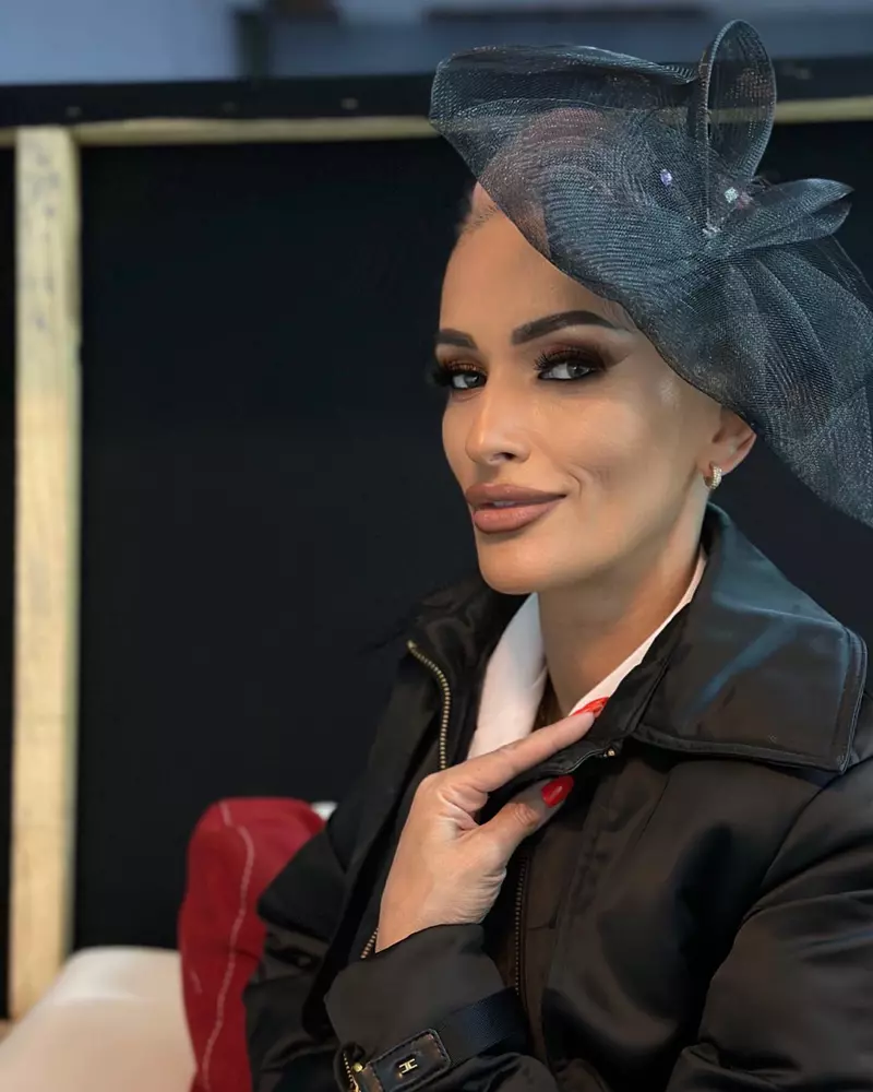 gabriela-lucutar-cu-palarie