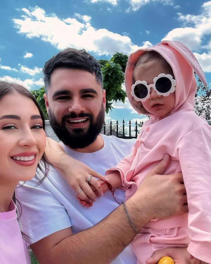 Nicole Cherry, soțul ei, Florin Popa, și fetița lor, Anastasia