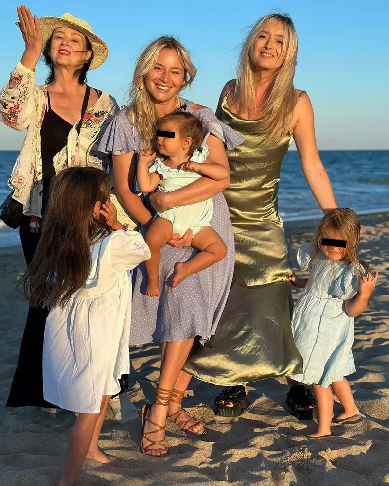 Laura Cosoi cu mama, Ligia, sora, Alina, și fiicele, Rita, Vera și Lara