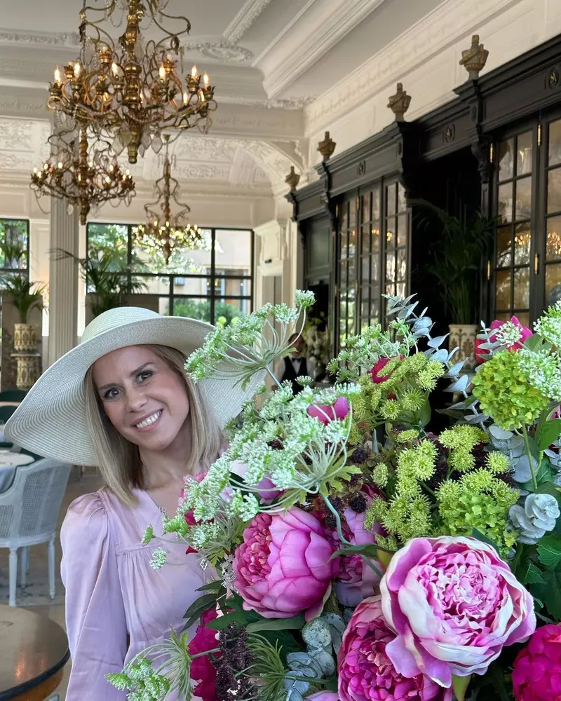 mihaela bilic cu flori